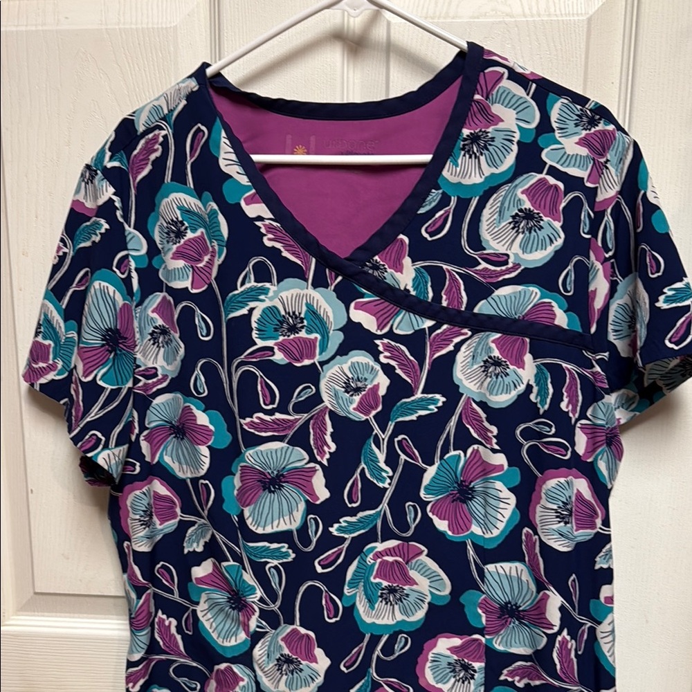 Vibrant Floral V-Neck Short Sleeve Top Srub Top